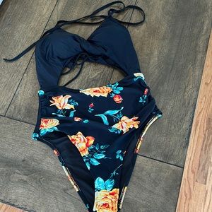 Cup She NWT bathing suit size L